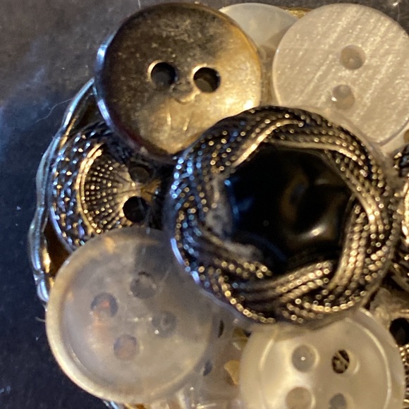 Very interesting button broach/pin. Very different. And interesting. - Picture 5 of 6